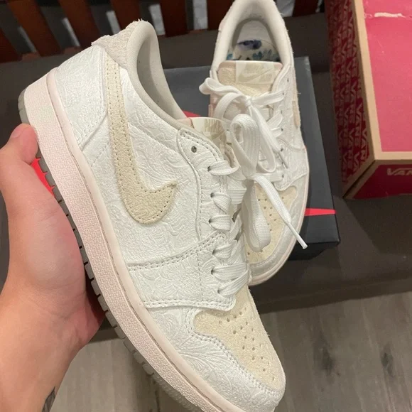 Jordan 1 Low OG Chris Paul Give Them Flowers